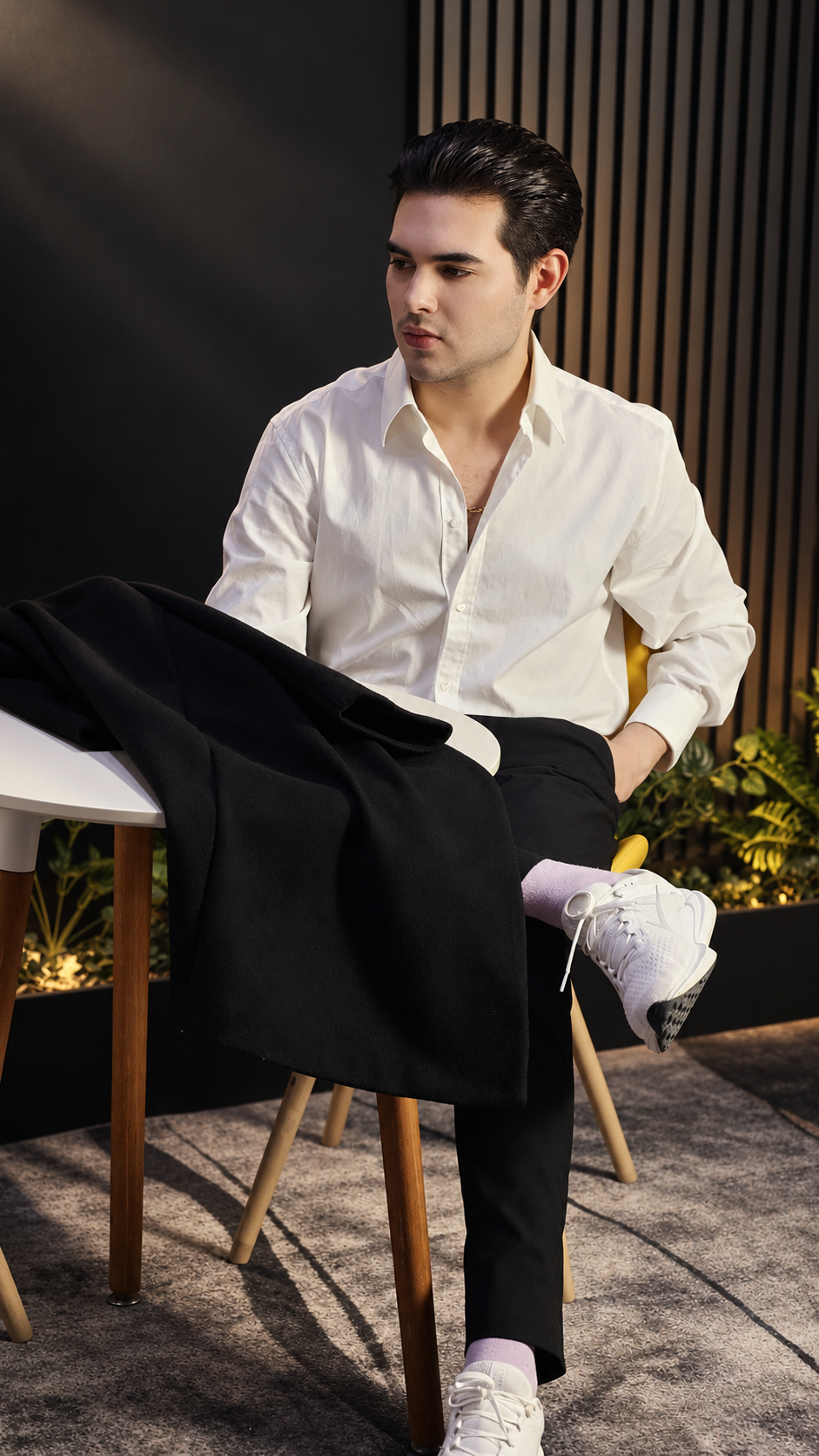 Retrato del Dr. Walter Madrid con camisa blanca en un ambiente de estudio